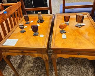 2 Thomasville 1966 set of 2 Queen Anne style side tables w "pull out" surfaces
