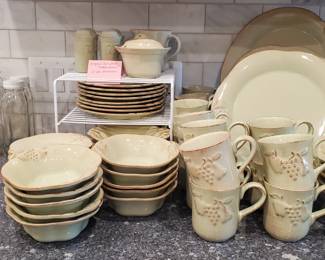Stoneware dinnerware
