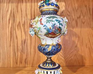 Antique porcelain Vase with Parrott on top - 19th century
