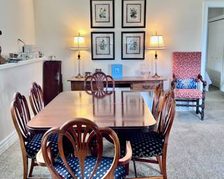Gorgeous Mahogany Dining Rooms Set with 6 Federal Mahogany Chairs and come with 3 leafs and pads!