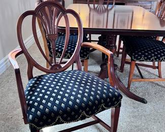 Gorgeous Mahogany Dining Rooms Set with 6 Federal Mahogany Chairs and come with 3 leafs and pads!