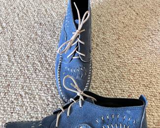 Minnetonka blue shoes size 9