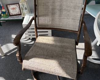 swivel patio chair -- excellent condition
