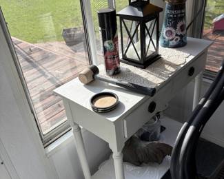 . . . cute work table with accents