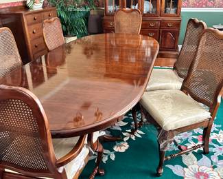 #66A - $950 - Dinning room table with 4 chairs and 2 arm chairs. has 2 leaf's and protective top pads