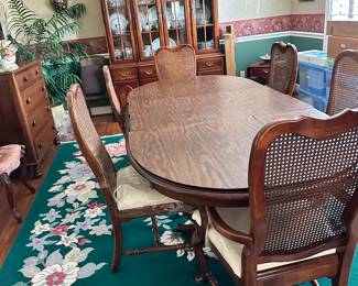 #66A - $950 - Dinning room table with 4 chairs and 2 arm chairs. has 2 leaf's and protective top pads