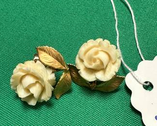 #113 - $70 - 14kt gold marked 585 earrings with bone flowers 3.69gr