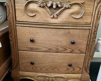 #71 - $1,200 - Oak Modern bedroom set Victorian style Acorn design made of Queen size bed, tall 10 drawers chest & 2 night chests & bed steps - Take or leave mattress - Mirror - 53wx40t - tall chest - 66wx19dx42t - each nightstand 25wx19dx28t