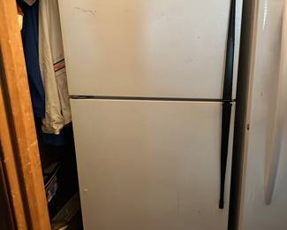 #135 - $90 - Roper refrigerator with freezer on top works great