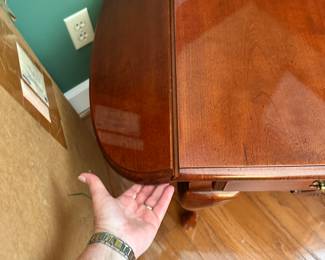 #54 - $140 - American drew drop leaf side table includes leafs 93lx44wx30t