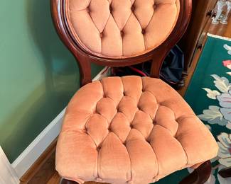 #55 - $60 - Balloon back tufted chair 22wx21dx34t