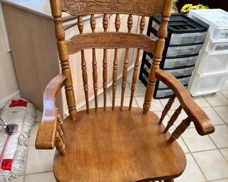 #17 - $500 - Oak table w/4 matching chairs & 2 armchairs 72L with leafx48wx29t leaf 24 purchased in 1982