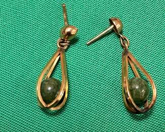 #114 - $50 - 10kt gold earrings dangling with jade 3gr