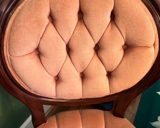 #55 - $60 - Balloon back tufted chair 22wx21dx34t