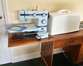 #97A - $40 - Derrels Sewing machine in travel case model 901