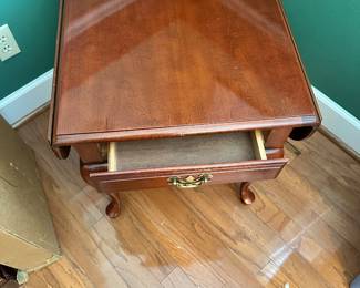#54 - $140 - American drew drop leaf side table includes leafs 93lx44wx30t