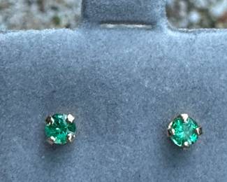 $180 - Emerald studs earrings on 14kt yellow gold 2.7grs.