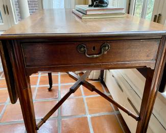 English Pembroke table 30"h x 32"long x 22"w