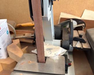 Delta Shopmaster Belt Sander with additional belts.