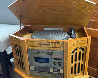 Sylvania Wood Grain Antique Style Multi Player Radio/Cassette/Turntable