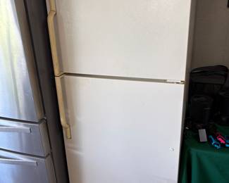 Maytag Refrigerator Model MTB1954DR
