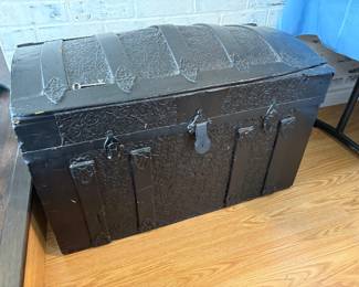 Vtg Dome Top Steamer Trunk