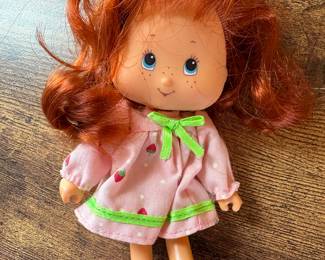 Vtg. 1991 Miniature Strawberry Shortcake Doll Berry Beauty Shop Red Long Hair Blue Eyes