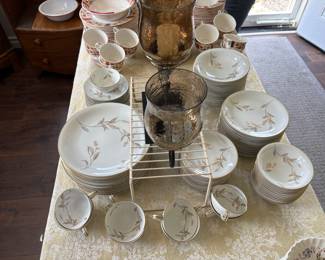 Noritake China w/Gold Leaves #5693 - 87 Piece Set!