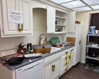 Lots of practical & nice kitchen items throughout kitchen & dining area