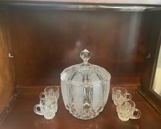 Punch/Serving Bowl w/lid and 4 cups. No ladle. Top has cut out for ladle.
