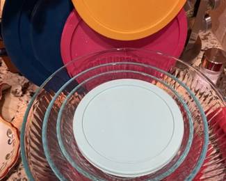 Pyrex bowls w/ lids