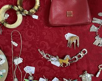 Close up on contents in jewelry case - pic 3