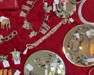 Close up on contents in jewelry case - pic 2