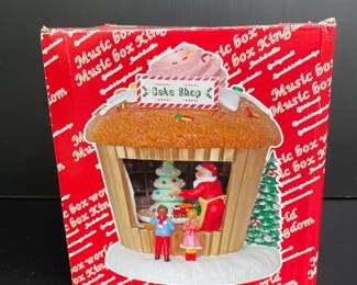 Music Box Kingdom Santa’s Cake Shop