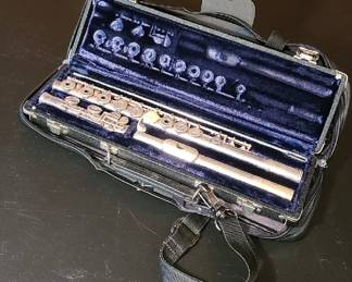Metal flute in lined case