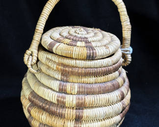 Hoping Miniature Lidded Coil Basket
(dating from around 1910)