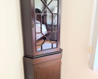 Corner cabinet with 2 cabinets