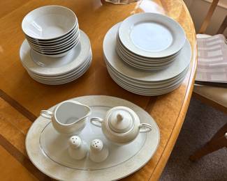"Orchid Silver" by Lorenzo china - dishwasher safe!