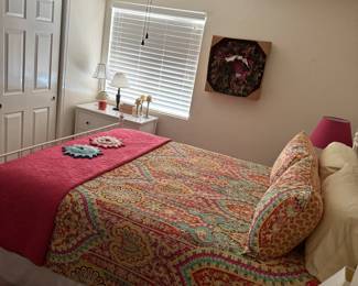 QUEEN BED, BEDDING, DECOR