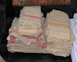 Assorted Linen (Tablecloths, Napkins, Etc.)