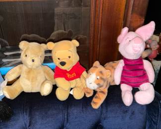 LARGE Winnie The Pooh Collection (Lenox Figurines & Servingware, Handmade Ceramics, Walt Disney Classics Collection Figurines, Vintage Plush, Clothing, Handmade Rugs, Etc.)