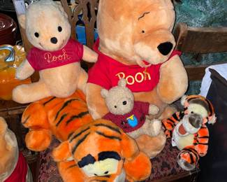LARGE Winnie The Pooh Collection (Lenox Figurines & Servingware, Handmade Ceramics, Walt Disney Classics Collection Figurines, Vintage Plush, Clothing, Handmade Rugs, Etc.)