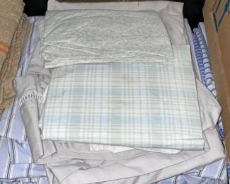 Assorted Linen (Tablecloths, Napkins, Etc.)