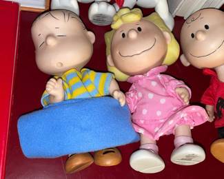 Charlie Brown, Snoopy, & Peanuts Collection (Vintage Books, Ceramic Dolls, Etc.)