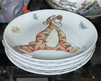 LARGE Winnie The Pooh Collection (Lenox Figurines & Servingware, Handmade Ceramics, Walt Disney Classics Collection Figurines, Vintage Plush, Clothing, Handmade Rugs, Etc.)