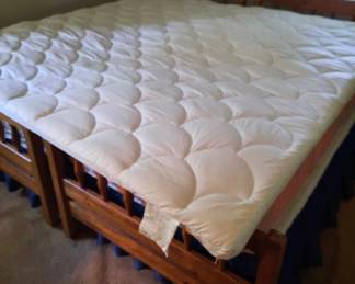 Mattress topper for king size bed, very goof condition.  Various sizes of bedding.