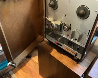 Reel-to-reel tape recorder