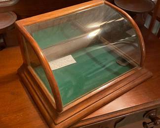 Petite Store Display Curved Glass about 12x10x10