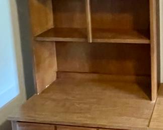CABINET/HUTCH
