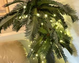 LIGHTED PALM TREE DECOR